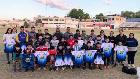 De la mano de AJALaR, la escuela de fútbol de Club Unión estrena conjunto deportivo